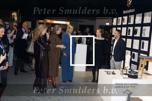 Eindhoven 26 oktober 2023
Koningin Maxima op bezok bij de dutch design week in Eindhoven . Maxima had haar goede vriendin Mariska Dietz mee genomen . Mariska Heeft paleis huis Den Bosch ingericht .