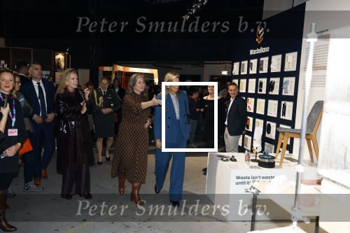 Eindhoven 26 oktober 2023
Koningin Maxima op bezok bij de dutch design week in Eindhoven . Maxima had haar goede vriendin Mariska Dietz mee genomen . Mariska Heeft paleis huis Den Bosch ingericht .