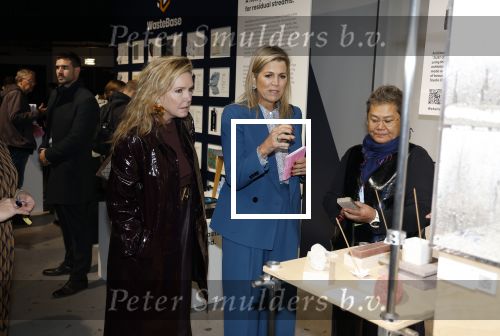 Eindhoven 26 oktober 2023
Koningin Maxima op bezok bij de dutch design week in Eindhoven . Maxima had haar goede vriendin Mariska Dietz mee genomen . Mariska Heeft paleis huis Den Bosch ingericht .