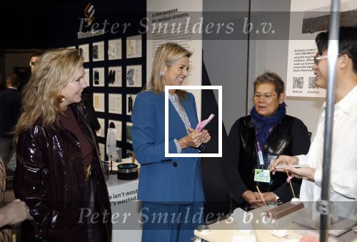 Eindhoven 26 oktober 2023
Koningin Maxima op bezok bij de dutch design week in Eindhoven . Maxima had haar goede vriendin Mariska Dietz mee genomen . Mariska Heeft paleis huis Den Bosch ingericht .