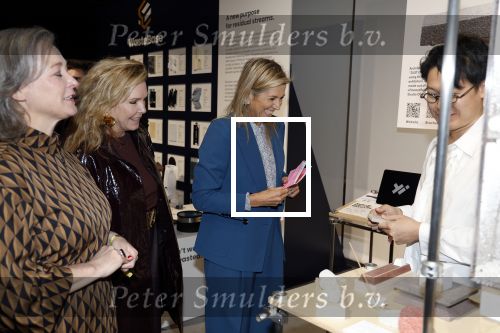 Eindhoven 26 oktober 2023
Koningin Maxima op bezok bij de dutch design week in Eindhoven . Maxima had haar goede vriendin Mariska Dietz mee genomen . Mariska Heeft paleis huis Den Bosch ingericht .