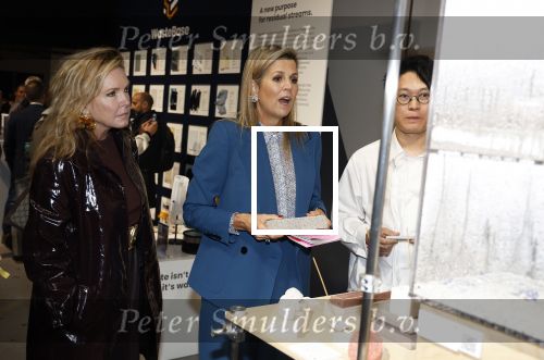 Eindhoven 26 oktober 2023
Koningin Maxima op bezok bij de dutch design week in Eindhoven . Maxima had haar goede vriendin Mariska Dietz mee genomen . Mariska Heeft paleis huis Den Bosch ingericht .