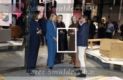 Eindhoven 26 oktober 2023
Koningin Maxima op bezok bij de dutch design week in Eindhoven . Maxima had haar goede vriendin Mariska Dietz mee genomen . Mariska Heeft paleis huis Den Bosch ingericht .