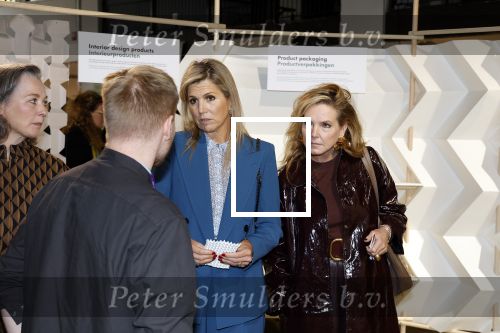 Eindhoven 26 oktober 2023
Koningin Maxima op bezok bij de dutch design week in Eindhoven . Maxima had haar goede vriendin Mariska Dietz mee genomen . Mariska Heeft paleis huis Den Bosch ingericht .