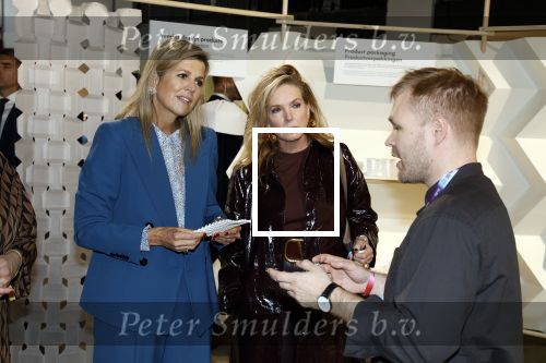 Eindhoven 26 oktober 2023
Koningin Maxima op bezok bij de dutch design week in Eindhoven . Maxima had haar goede vriendin Mariska Dietz mee genomen . Mariska Heeft paleis huis Den Bosch ingericht .