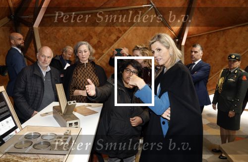 Eindhoven 26 oktober 2023
Koningin Maxima op bezok bij de dutch design week in Eindhoven . Maxima had haar goede vriendin Mariska Dietz mee genomen . Mariska Heeft paleis huis Den Bosch ingericht .