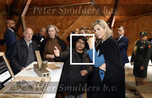 Eindhoven 26 oktober 2023
Koningin Maxima op bezok bij de dutch design week in Eindhoven . Maxima had haar goede vriendin Mariska Dietz mee genomen . Mariska Heeft paleis huis Den Bosch ingericht .