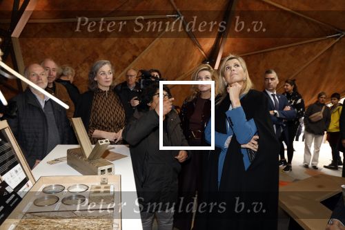 Eindhoven 26 oktober 2023
Koningin Maxima op bezok bij de dutch design week in Eindhoven . Maxima had haar goede vriendin Mariska Dietz mee genomen . Mariska Heeft paleis huis Den Bosch ingericht .