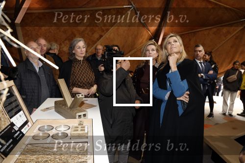 Eindhoven 26 oktober 2023
Koningin Maxima op bezok bij de dutch design week in Eindhoven . Maxima had haar goede vriendin Mariska Dietz mee genomen . Mariska Heeft paleis huis Den Bosch ingericht .