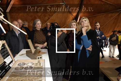 Eindhoven 26 oktober 2023
Koningin Maxima op bezok bij de dutch design week in Eindhoven . Maxima had haar goede vriendin Mariska Dietz mee genomen . Mariska Heeft paleis huis Den Bosch ingericht .