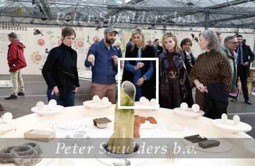 Eindhoven 26 oktober 2023
Koningin Maxima op bezok bij de dutch design week in Eindhoven . Maxima had haar goede vriendin Mariska Dietz mee genomen . Mariska Heeft paleis huis Den Bosch ingericht .