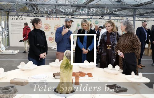 Eindhoven 26 oktober 2023
Koningin Maxima op bezok bij de dutch design week in Eindhoven . Maxima had haar goede vriendin Mariska Dietz mee genomen . Mariska Heeft paleis huis Den Bosch ingericht .