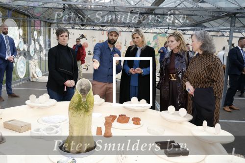 Eindhoven 26 oktober 2023
Koningin Maxima op bezok bij de dutch design week in Eindhoven . Maxima had haar goede vriendin Mariska Dietz mee genomen . Mariska Heeft paleis huis Den Bosch ingericht .