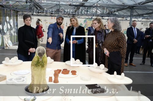 Eindhoven 26 oktober 2023
Koningin Maxima op bezok bij de dutch design week in Eindhoven . Maxima had haar goede vriendin Mariska Dietz mee genomen . Mariska Heeft paleis huis Den Bosch ingericht .