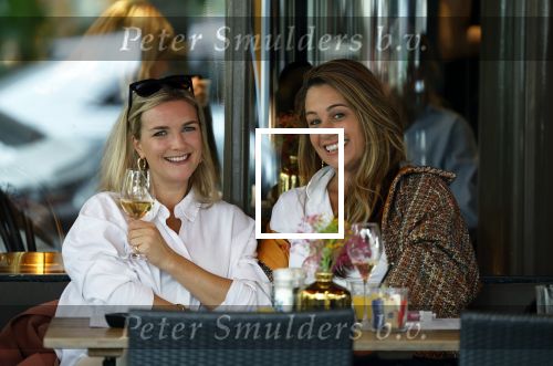 Amsterdam 9 oktober 2023
laurien Verstraten met een vriendin op etrras in Amsterdam zuid.