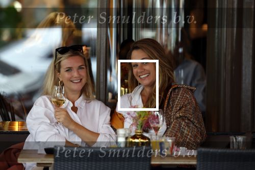 Amsterdam 9 oktober 2023
laurien Verstraten met een vriendin op etrras in Amsterdam zuid.