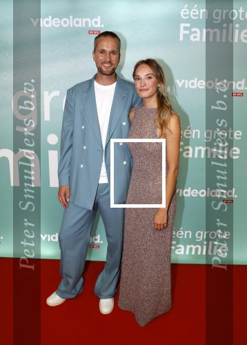 Amsterdam 10 oktober 2023
Premiere een grote familie in Tuschinski . Vidoeland gaat het uitzenden. Lykele Muus met vriendin