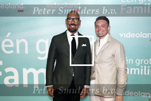 Amsterdam 10 oktober 2023
Premiere een grote familie in Tuschinski . Vidoeland gaat het uitzenden. maik de Boer met een kennis