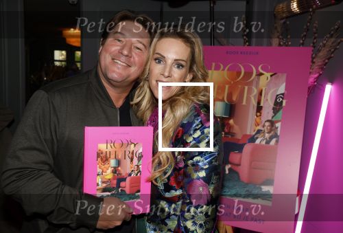 Amsterdam 17 oktober 2023
Boekpresentatie Roos Reedijk in Hotel Mercier.
Bob Sikkes geeft het eerste boek aan Roos.
Roos Reedijk en Martijn Krabbe