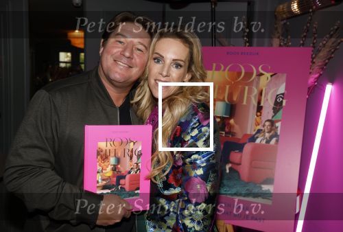 Amsterdam 17 oktober 2023
Boekpresentatie Roos Reedijk in Hotel Mercier.
Bob Sikkes geeft het eerste boek aan Roos.
Roos Reedijk en Martijn Krabbe