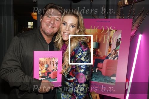 Amsterdam 17 oktober 2023
Boekpresentatie Roos Reedijk in Hotel Mercier.
Bob Sikkes geeft het eerste boek aan Roos.
Roos Reedijk en Martijn Krabbe