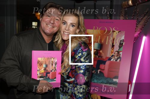 Amsterdam 17 oktober 2023
Boekpresentatie Roos Reedijk in Hotel Mercier.
Bob Sikkes geeft het eerste boek aan Roos.
Roos Reedijk en Martijn Krabbe
