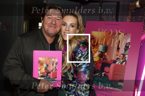 Amsterdam 17 oktober 2023
Boekpresentatie Roos Reedijk in Hotel Mercier.
Bob Sikkes geeft het eerste boek aan Roos.
Roos Reedijk en Martijn Krabbe