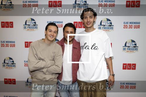 Amsterdam 31 oktober 2023
Danny Froger met partner Ann Dominique Wilten en dochter Fallon, Maxim Froger met partner Ruby van Wanrooij, Natasja Froger met partner Rene Froger, Didier Froger met partner Sammy Verheij en Natascha Froger met partner Matthijs met dochters tijdens de speciale Lunch Screening van De Frogers: Happy Campers van TLC bij Outside Inn te Amsterdam.