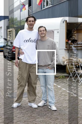 Amsterdam 31 oktober 2023
Danny Froger met partner Ann Dominique Wilten en dochter Fallon, Maxim Froger met partner Ruby van Wanrooij, Natasja Froger met partner Rene Froger, Didier Froger met partner Sammy Verheij en Natascha Froger met partner Matthijs met dochters tijdens de speciale Lunch Screening van De Frogers: Happy Campers van TLC bij Outside Inn te Amsterdam