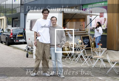 Amsterdam 31 oktober 2023
Danny Froger met partner Ann Dominique Wilten en dochter Fallon, Maxim Froger met partner Ruby van Wanrooij, Natasja Froger met partner Rene Froger, Didier Froger met partner Sammy Verheij en Natascha Froger met partner Matthijs met dochters tijdens de speciale Lunch Screening van De Frogers: Happy Campers van TLC bij Outside Inn te Amsterdam