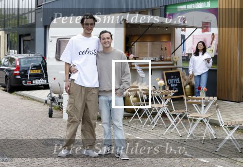Amsterdam 31 oktober 2023
Danny Froger met partner Ann Dominique Wilten en dochter Fallon, Maxim Froger met partner Ruby van Wanrooij, Natasja Froger met partner Rene Froger, Didier Froger met partner Sammy Verheij en Natascha Froger met partner Matthijs met dochters tijdens de speciale Lunch Screening van De Frogers: Happy Campers van TLC bij Outside Inn te Amsterdam