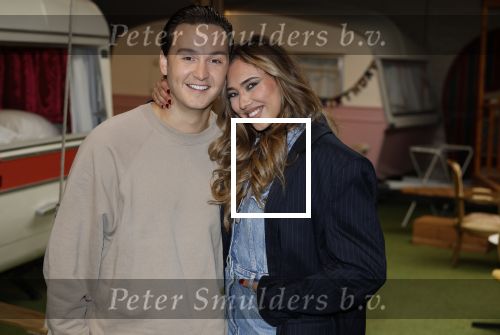 Amsterdam 31 oktober 2023
Danny Froger met partner Ann Dominique Wilten en dochter Fallon, Maxim Froger met partner Ruby van Wanrooij, Natasja Froger met partner Rene Froger, Didier Froger met partner Sammy Verheij en Natascha Froger met partner Matthijs met dochters tijdens de speciale Lunch Screening van De Frogers: Happy Campers van TLC bij Outside Inn te Amsterdam