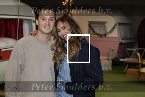 Amsterdam 31 oktober 2023
Danny Froger met partner Ann Dominique Wilten en dochter Fallon, Maxim Froger met partner Ruby van Wanrooij, Natasja Froger met partner Rene Froger, Didier Froger met partner Sammy Verheij en Natascha Froger met partner Matthijs met dochters tijdens de speciale Lunch Screening van De Frogers: Happy Campers van TLC bij Outside Inn te Amsterdam.