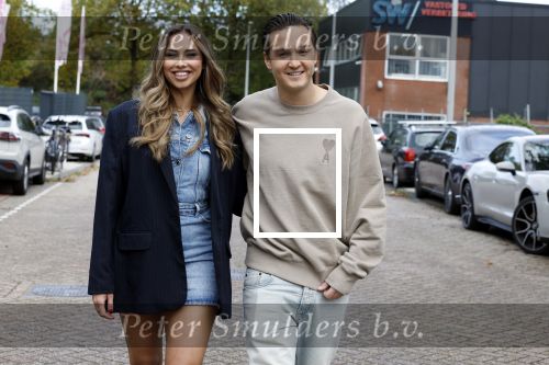 Amsterdam 31 oktober 2023
Danny Froger met partner Ann Dominique Wilten en dochter Fallon, Maxim Froger met partner Ruby van Wanrooij, Natasja Froger met partner Rene Froger, Didier Froger met partner Sammy Verheij en Natascha Froger met partner Matthijs met dochters tijdens de speciale Lunch Screening van De Frogers: Happy Campers van TLC bij Outside Inn te Amsterdam.