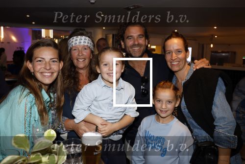Hilversum 7 oktober 2023
Presentatie nieuwe magazine van Nicole des Bouvrie bij  Theater Gooiland. Nicole des Bouvrie met kinderen en kleinkinderen