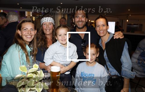 Hilversum 7 oktober 2023
Presentatie nieuwe magazine van Nicole des Bouvrie bij  Theater Gooiland. Nicole des Bouvrie met kinderen en kleinkinderen