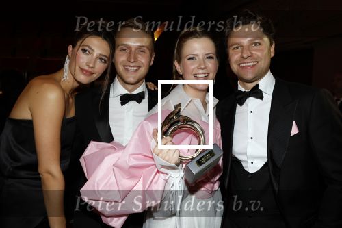 Amsterdam 12 oktober 2023
Televizierring 2023 in Carre .
Noa Vahle won de prijs voor talent van het jaar.
Noa met haar vriend Tim de Wild haar broer Julian Vahle en zijn vriendin Chelsey Weimar