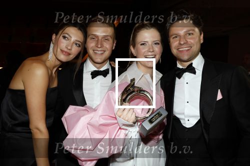 Amsterdam 12 oktober 2023
Televizierring 2023 in Carre .
Noa Vahle won de prijs voor talent van het jaar.
Noa met haar vriend Tim de Wild haar broer Julian Vahle en zijn vriendin Chelsey Weimar