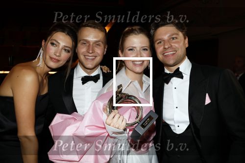 Amsterdam 12 oktober 2023
Televizierring 2023 in Carre .
Noa Vahle won de prijs voor talent van het jaar.
Noa met haar vriend Tim de Wild haar broer Julian Vahle en zijn vriendin Chelsey Weimar