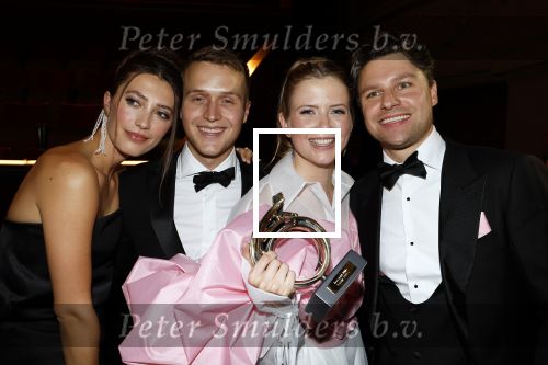 Amsterdam 12 oktober 2023
Televizierring 2023 in Carre .
Noa Vahle won de prijs voor talent van het jaar.
Noa met haar vriend Tim de Wild haar broer Julian Vahle en zijn vriendin Chelsey Weimar