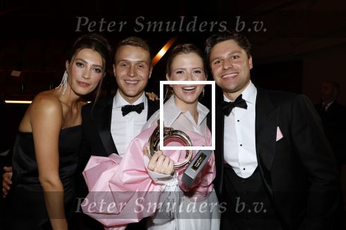 Amsterdam 12 oktober 2023
Televizierring 2023 in Carre .
Noa Vahle won de prijs voor talent van het jaar.
Noa met haar vriend Tim de Wild haar broer Julian Vahle en zijn vriendin Chelsey Weimar