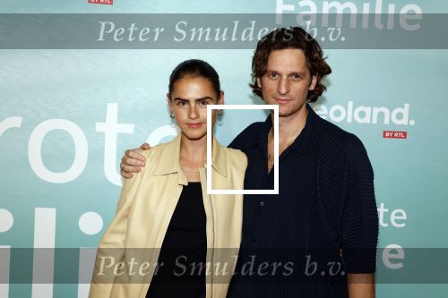 Amsterdam 10 oktober 2023
Premiere een grote familie in Tuschinski . Vidoeland gaat het uitzenden. Olivia Lonsdale met partner