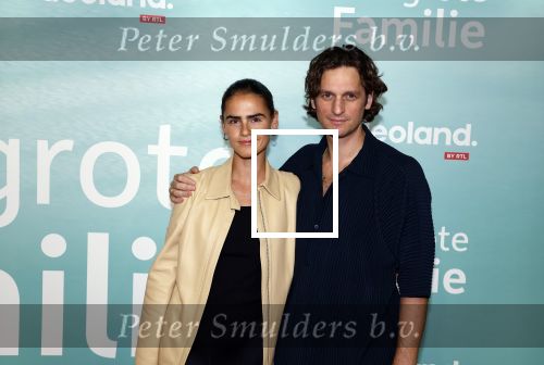 Amsterdam 10 oktober 2023
Premiere een grote familie in Tuschinski . Vidoeland gaat het uitzenden. Olivia Lonsdale met partner