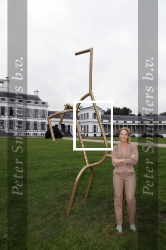 Soestdijk 11 oktober 2023
 Prinses Margarita de Bourbon de Parme poseert voorafgaand aan de opening van de tentoonstelling De vrouwen van Soestdijk op Paleis Soestdijk. In de tentoonstelling staan de vrouwen die het paleis gevormd hebben en er verbleven centraal, onder wie koningin Juliana, koningin-regentes Emma van Waldeck-Pyrmont en prinses