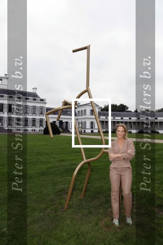 Soestdijk 11 oktober 2023
 Prinses Margarita de Bourbon de Parme poseert voorafgaand aan de opening van de tentoonstelling De vrouwen van Soestdijk op Paleis Soestdijk. In de tentoonstelling staan de vrouwen die het paleis gevormd hebben en er verbleven centraal, onder wie koningin Juliana, koningin-regentes Emma van Waldeck-Pyrmont en prinses