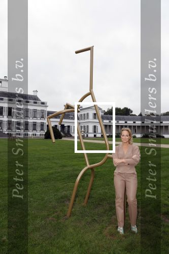 Soestdijk 11 oktober 2023
 Prinses Margarita de Bourbon de Parme poseert voorafgaand aan de opening van de tentoonstelling De vrouwen van Soestdijk op Paleis Soestdijk. In de tentoonstelling staan de vrouwen die het paleis gevormd hebben en er verbleven centraal, onder wie koningin Juliana, koningin-regentes Emma van Waldeck-Pyrmont en prinses