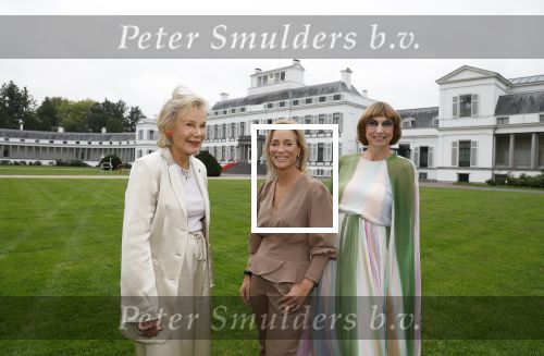 Soestdijk 11 oktober 2023
 Prinses Margarita de Bourbon de Parme poseert voorafgaand aan de opening van de tentoonstelling De vrouwen van Soestdijk op Paleis Soestdijk. In de tentoonstelling staan de vrouwen die het paleis gevormd hebben en er verbleven centraal, onder wie koningin Juliana, koningin-regentes Emma van Waldeck-Pyrmont . Nicole Uniquole Maya Meijer en Prinses Margarita