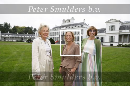 Soestdijk 11 oktober 2023
 Prinses Margarita de Bourbon de Parme poseert voorafgaand aan de opening van de tentoonstelling De vrouwen van Soestdijk op Paleis Soestdijk. In de tentoonstelling staan de vrouwen die het paleis gevormd hebben en er verbleven centraal, onder wie koningin Juliana, koningin-regentes Emma van Waldeck-Pyrmont . Nicole Uniquole Maya Meijer en Prinses Margarita