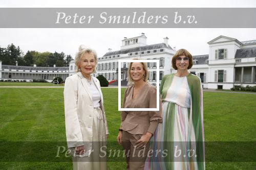 Soestdijk 11 oktober 2023
 Prinses Margarita de Bourbon de Parme poseert voorafgaand aan de opening van de tentoonstelling De vrouwen van Soestdijk op Paleis Soestdijk. In de tentoonstelling staan de vrouwen die het paleis gevormd hebben en er verbleven centraal, onder wie koningin Juliana, koningin-regentes Emma van Waldeck-Pyrmont . Nicole Uniquole Maya Meijer en Prinses Margarita