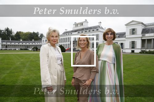 Soestdijk 11 oktober 2023
 Prinses Margarita de Bourbon de Parme poseert voorafgaand aan de opening van de tentoonstelling De vrouwen van Soestdijk op Paleis Soestdijk. In de tentoonstelling staan de vrouwen die het paleis gevormd hebben en er verbleven centraal, onder wie koningin Juliana, koningin-regentes Emma van Waldeck-Pyrmont . Nicole Uniquole Maya Meijer en Prinses Margarita